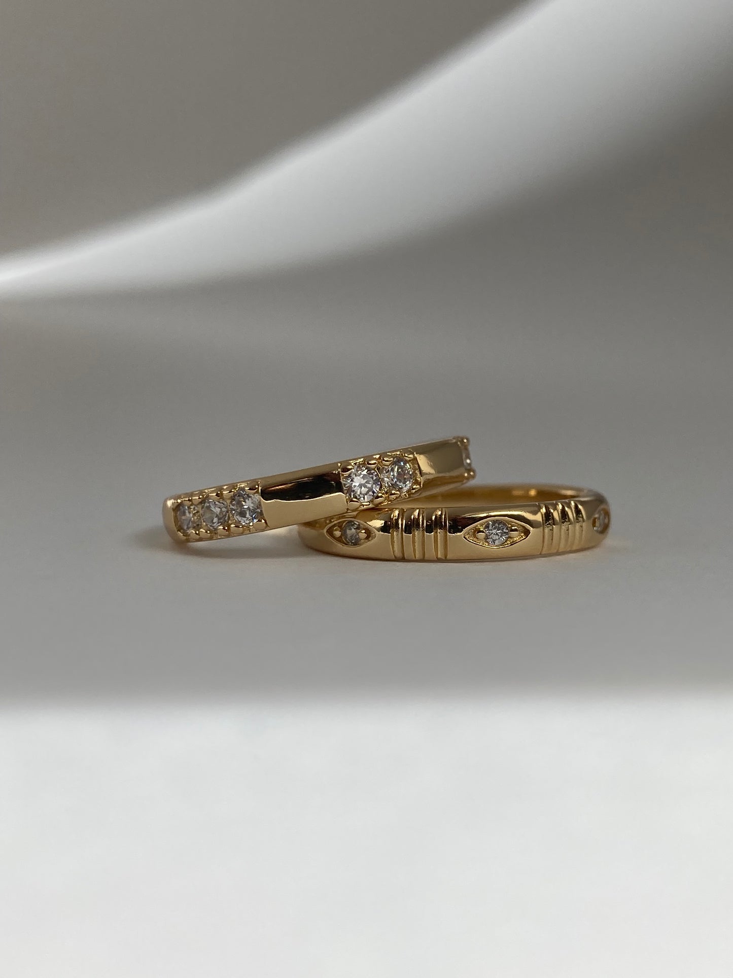 SPARROW women's stackable ring with 5 CZ stones in a row, perfect for layering. Minimalist jewelry, dainty and trendy, ideal for everyday wear or as a statement piece