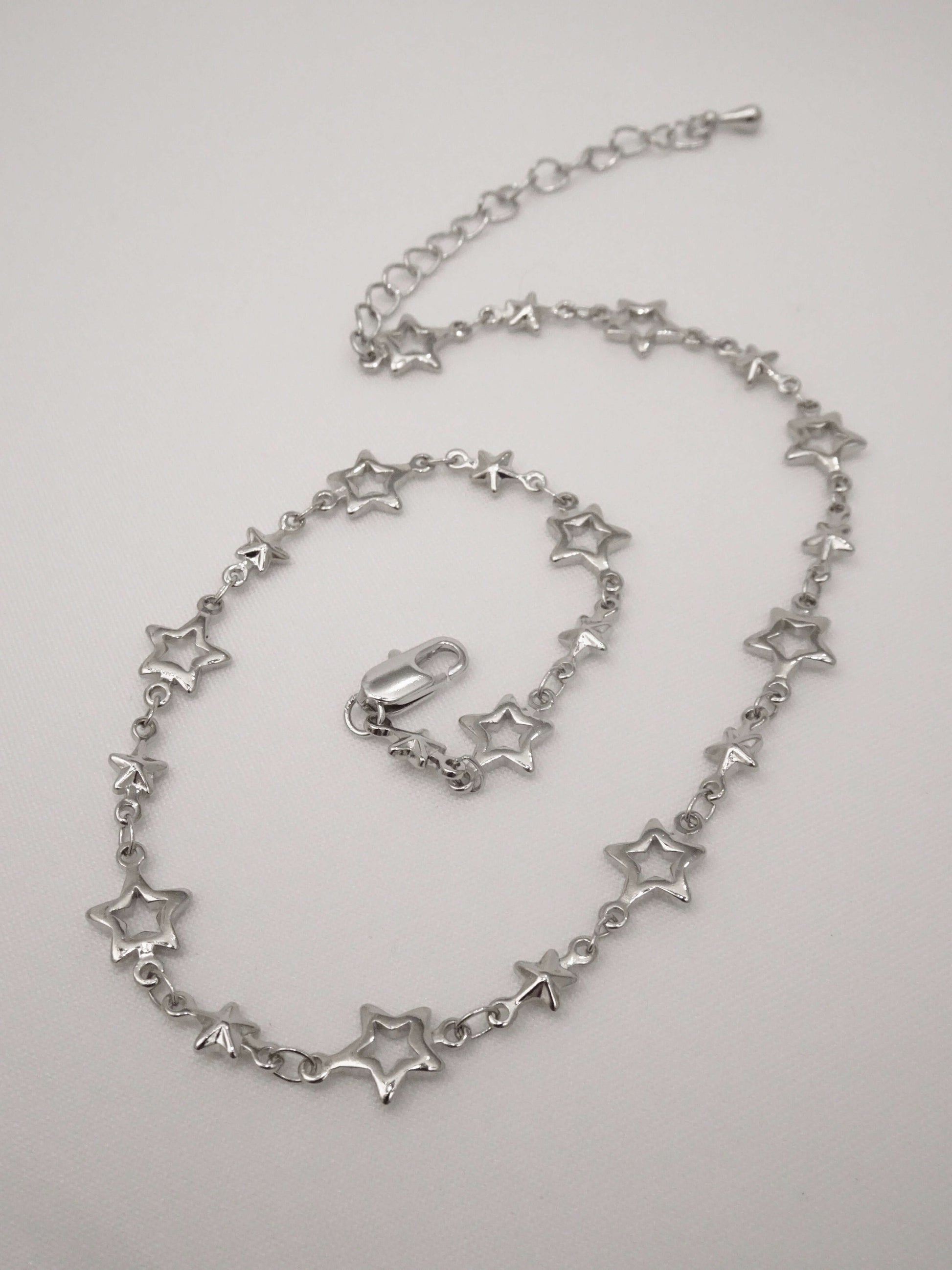 SPARROW dainty star chain choker necklace, metal star link choker for women, minimalist celestial jewelry, trendy fashion accessory, dainty star necklace for women, trendy gifts for her, gold and silver star jewelry