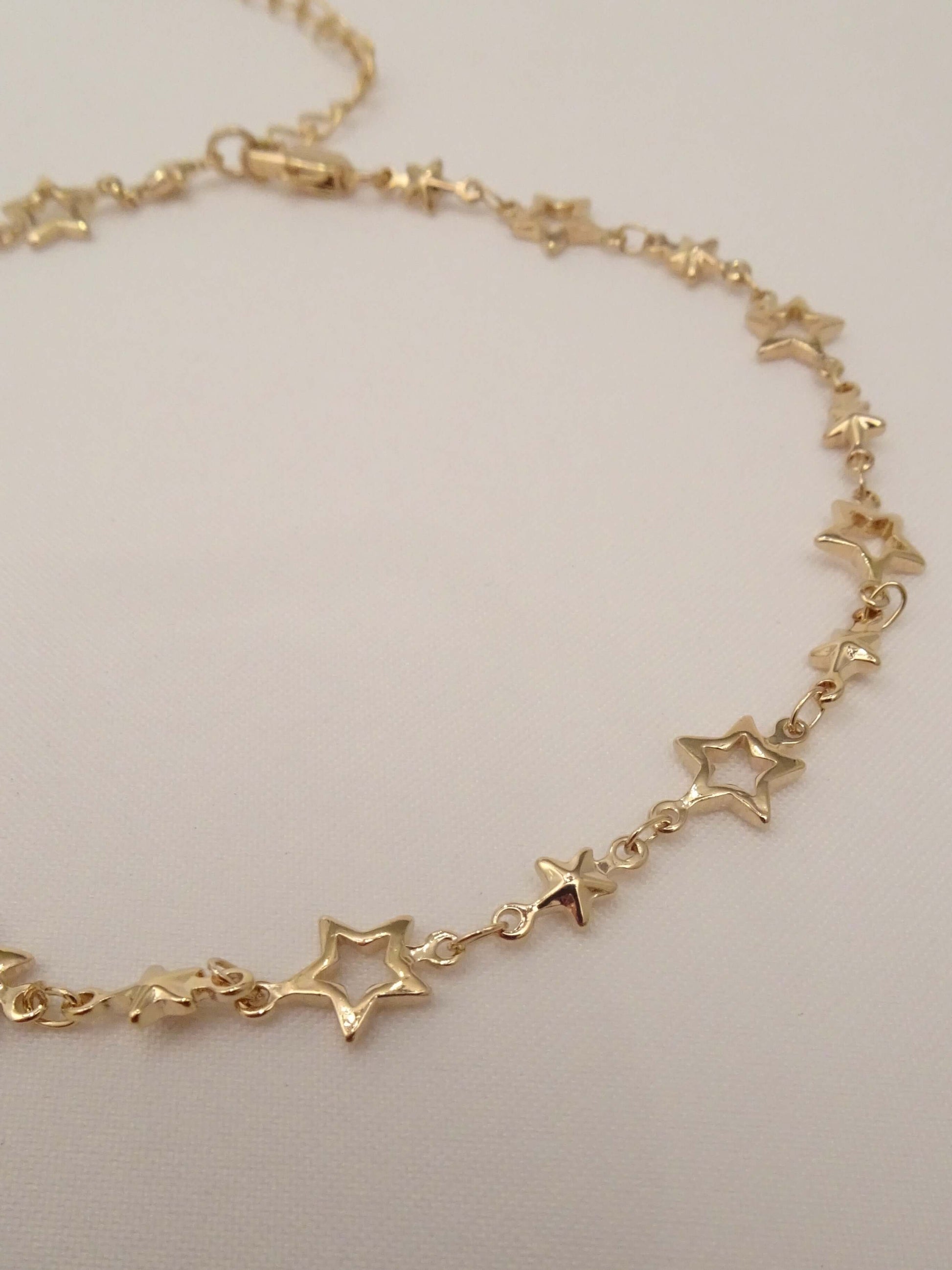 SPARROW dainty star chain choker necklace, metal star link choker for women, minimalist celestial jewelry, trendy fashion accessory, dainty star necklace for women, trendy gifts for her, gold and silver star jewelry