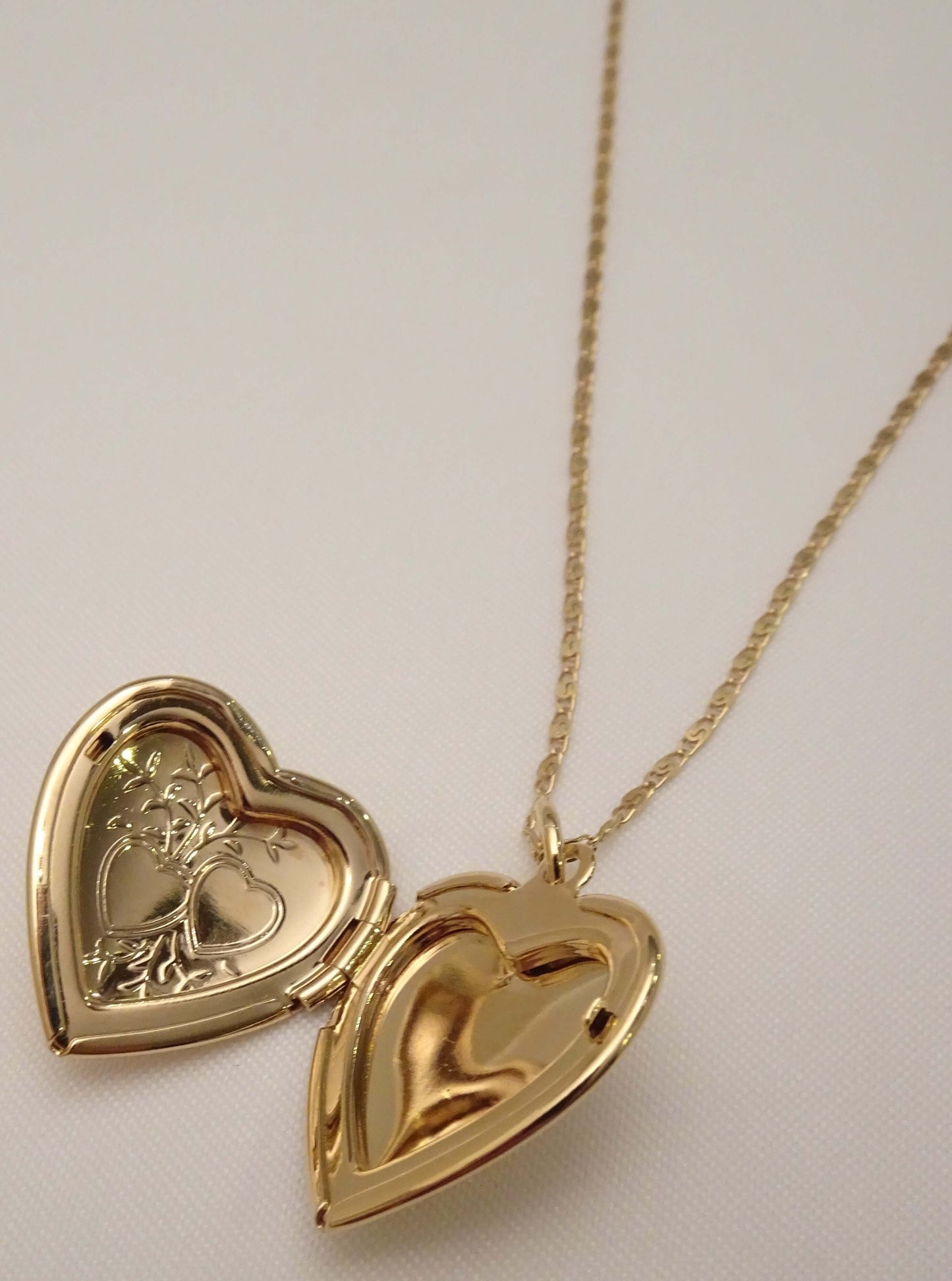 SPARROW gold heart locket necklace, dainty chain with heart locket, minimalist heart jewelry for women, elegant gold necklace, simple heart locket, gift for her